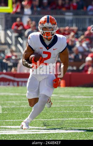 Madison, WI, USA. 1. Oktober 2022. Illinois Fighting Illini läuft zurück Chase Brown (2) läuft den Fußball während des NCAA Football Spiels zwischen den Illinois Fighting Illini und den Wisconsin Dachs im Camp Randall Stadium in Madison, WI. Darren Lee/CSM/Alamy Live News Stockfoto