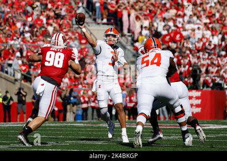 Madison, WI, USA. 1. Oktober 2022. Illinois Fighting Illini Quarterback Tommy DeVito (3) spielt den Ball während des NCAA Football Spiels zwischen den Illinois Fighting Illini und den Wisconsin Dachs im Camp Randall Stadium in Madison, WI. Darren Lee/CSM/Alamy Live News Stockfoto