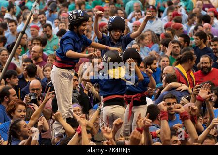 Tarragona, Spanien. 1. Oktober 2022, tarragona, Katalonien, Spanien: Am ersten Tag des achtundzwanzigsten ''concurs de Castells'', einem Wettbewerb, bei dem die Kastelleras-Gruppen in zwei Tagen gegeneinander antreten und verschiedene menschliche Türme unterschiedlicher Ebenen bilden, um die 'wichtigste Gruppe' zu weihen, ist es wichtig zu sagen, dass der Wettbewerb alle zwei Jahre stattfindet, Obwohl es aufgrund der Pandemie seit 2018 nicht gefeiert wurde.am ersten Tag sind die "colles castelleres", die teilnehmen, diejenigen mit einem niedrigeren Niveau als Sonntag und einer niedrigeren Höhe, obwohl das sie nicht davon abhalten, spektakulär zu sein. Stockfoto