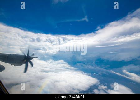 Ein WC-130J Super Hercules Flugzeug, das dem Wetteraufklärungsgeschwader 53. zugewiesen wurde, fliegt im Auge des 27. September 2022, dem Unwetters Ian. Ian wird voraussichtlich in Florida landen, nachdem er die Hurrikanbedingungen nach Kuba gebracht hat. (USA Foto der Luftwaffe von Staff Sgt. Kristen Pittman) Stockfoto