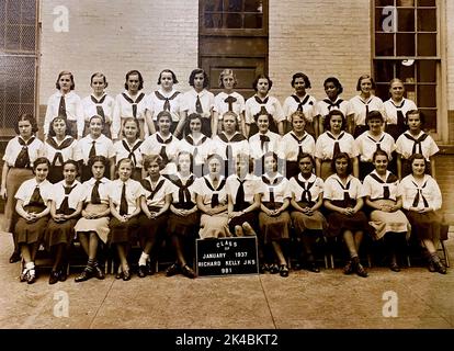 Klasse der 1937 Richard Kelly Junior High School, NY mit 36 weiblichen Studenten in Seemannshemden. Stockfoto