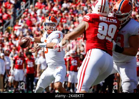 Madison, WI, USA. 1. Oktober 2022. Illinois Fighting Illini Quarterback Tommy DeVito (3) spielt den Ball während des NCAA Football Spiels zwischen den Illinois Fighting Illini und den Wisconsin Dachs im Camp Randall Stadium in Madison, WI. Darren Lee/CSM/Alamy Live News Stockfoto