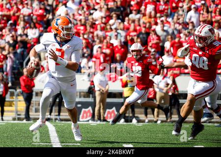 Madison, WI, USA. 1. Oktober 2022. Illinois Fighting Illini Quarterback Tommy DeVito (3) kriegt während des NCAA Football Spiels zwischen den Illinois Fighting Illini und den Wisconsin Dachs im Camp Randall Stadium in Madison, WI. Darren Lee/CSM/Alamy Live News Stockfoto