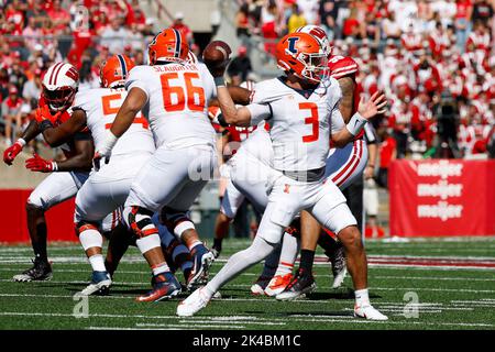 Madison, WI, USA. 1. Oktober 2022. Illinois Fighting Illini Quarterback Tommy DeVito (3) spielt den Ball während des NCAA Football Spiels zwischen den Illinois Fighting Illini und den Wisconsin Dachs im Camp Randall Stadium in Madison, WI. Darren Lee/CSM/Alamy Live News Stockfoto