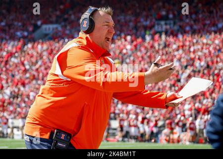 Madison, WI, USA. 1. Oktober 2022. Illinois Fighting Illini Cheftrainer Bret Bielema während des NCAA Football Spiels zwischen den Illinois Fighting Illini und den Wisconsin Dachs im Camp Randall Stadium in Madison, WI. Darren Lee/CSM/Alamy Live News Stockfoto