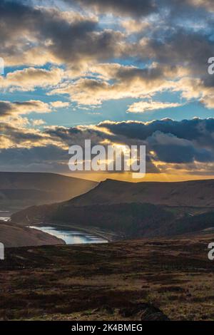 Polizeibeamte haben dieses Gebiet nach den Überresten von Keith Bennett auf Saddleworth Moor durchsucht. Blick von der A635 in Richtung Dovestone Stausee Stockfoto