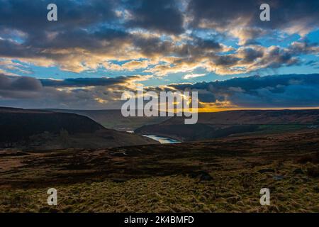 Polizeibeamte haben dieses Gebiet nach den Überresten von Keith Bennett auf Saddleworth Moor durchsucht. Blick von der A635 in Richtung Dovestone Stausee Stockfoto