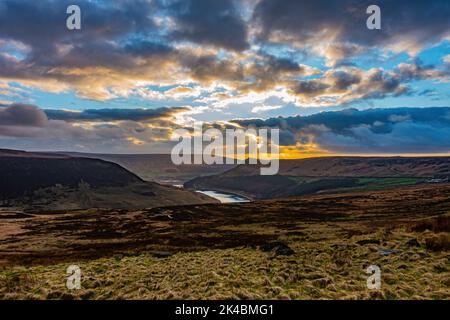 Polizeibeamte haben dieses Gebiet nach den Überresten von Keith Bennett auf Saddleworth Moor durchsucht. Blick von der A635 in Richtung Dovestone Stausee Stockfoto