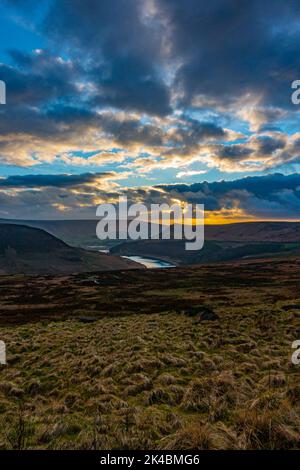 Polizeibeamte haben dieses Gebiet nach den Überresten von Keith Bennett auf Saddleworth Moor durchsucht. Blick von der A635 in Richtung Dovestone Stausee Stockfoto