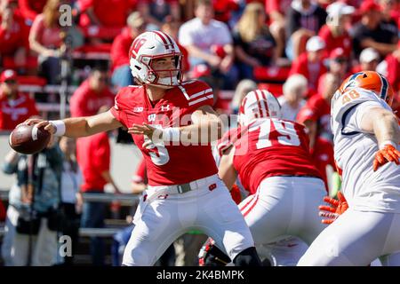 Madison, WI, USA. 1. Oktober 2022. Wisconsin Dachs Quarterback Graham Mertz (5) spielt den Ball während des NCAA Football Spiels zwischen den Illinois Fighting Illini und den Wisconsin Dachs im Camp Randall Stadium in Madison, WI. Darren Lee/CSM/Alamy Live News Stockfoto