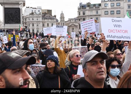 London, 1. Oktober 2022, Free Iran/Mahsa Amini Protestierenden versammeln sich auf dem Trafalgar Square, Lou Morris Photography/Alamy Live News Stockfoto