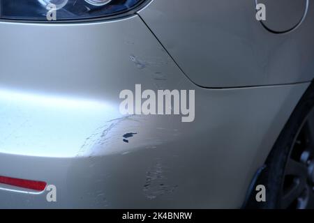 Kratzer zurück Stoßfänger auf der grau metallic Auto. Closeup Bild der hinteren Stoßstange beschädigt auf dem Auto. Foto für die Versicherung eines zerkratzt Auto Stockfoto