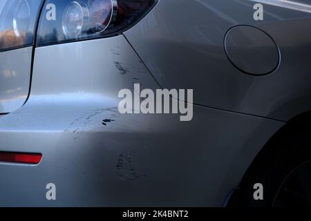 Kratzer zurück Stoßfänger auf der grau metallic Auto. Closeup Bild der hinteren Stoßstange beschädigt auf dem Auto. Foto für die Versicherung eines zerkratzt Auto Stockfoto