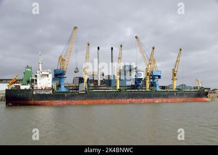 Frachtschiff CHINTANA NAREE bei der Tate & Lyle Sugar's Thames Refinery in Silvertown, London, lädt eine Ladung Rohrzucker aus Stockfoto