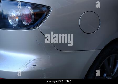 Kratzer zurück Stoßfänger auf der grau metallic Auto. Closeup Bild der hinteren Stoßstange beschädigt auf dem Auto. Foto für die Versicherung eines zerkratzt Auto Stockfoto