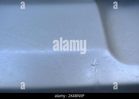 Kratzer zurück Stoßfänger auf der grau metallic Auto. Closeup Bild der hinteren Stoßstange beschädigt auf dem Auto. Foto für die Versicherung eines zerkratzt Auto Stockfoto