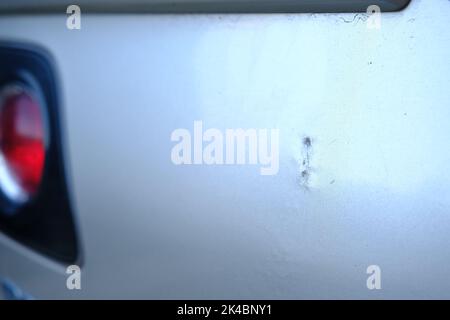 Kratzer zurück Stoßfänger auf der grau metallic Auto. Closeup Bild der hinteren Stoßstange beschädigt auf dem Auto. Foto für die Versicherung eines zerkratzt Auto Stockfoto