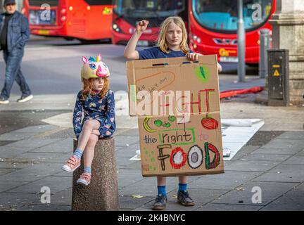 London, Großbritannien. 01. Oktober 2022. Proteste an 50 Orten in ganz Großbritannien Aktionstag #EnoughIsEnough.Kampf nach rechts von Lebensmitteln, um die Lebensmittelarmut in Lewisham zu beenden, South London Foto Horst A. Friedrichs Alamy Live News Credit: horst friedrichs/Alamy Live News Stockfoto