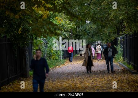 Kiew, Ukraine - Okt 01, 2022: Menschen, Bewohner und Gäste, am warmen Herbstwochenende auf den Straßen der Hauptstadt spazieren im historischen Zentrum und g Stockfoto