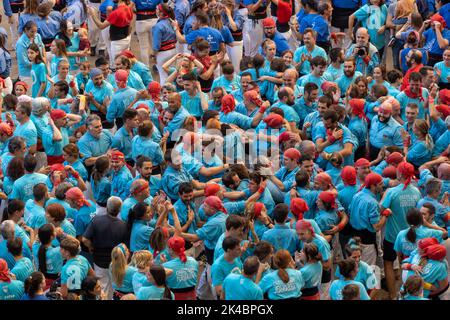 Tarragona, Spanien. 1. Oktober 2022, tarragona, Katalonien, Spanien: Am ersten Tag des achtundzwanzigsten ''concurs de Castells'', einem Wettbewerb, bei dem die Kastelleras-Gruppen in zwei Tagen gegeneinander antreten und verschiedene menschliche Türme unterschiedlicher Ebenen bilden, um die 'wichtigste Gruppe' zu weihen, ist es wichtig zu sagen, dass der Wettbewerb alle zwei Jahre stattfindet, Obwohl es aufgrund der Pandemie seit 2018 nicht gefeiert wurde.am ersten Tag sind die "colles castelleres", die teilnehmen, diejenigen mit einem niedrigeren Niveau als Sonntag und einer niedrigeren Höhe, obwohl das sie nicht davon abhalten, spektakulär zu sein. Stockfoto