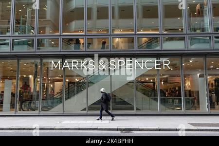 Eine Person, die vor dem Marks and Spencer-Geschäft in der Fenchurch Street läuft Stockfoto