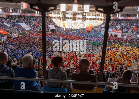 Tarragona, Spanien. 1. Oktober 2022, tarragona, Katalonien, Spanien: Am ersten Tag des achtundzwanzigsten ''concurs de Castells'', einem Wettbewerb, bei dem die Kastelleras-Gruppen in zwei Tagen gegeneinander antreten und verschiedene menschliche Türme unterschiedlicher Ebenen bilden, um die 'wichtigste Gruppe' zu weihen, ist es wichtig zu sagen, dass der Wettbewerb alle zwei Jahre stattfindet, Obwohl es aufgrund der Pandemie seit 2018 nicht gefeiert wurde.am ersten Tag sind die "colles castelleres", die teilnehmen, diejenigen mit einem niedrigeren Niveau als Sonntag und einer niedrigeren Höhe, obwohl das sie nicht davon abhalten, spektakulär zu sein. Stockfoto