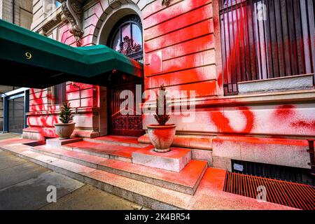 1. Oktober 2022, New York - das russische Konsulat in NYC wurde aus Protest mit roter Farbe gestrichen Stockfoto