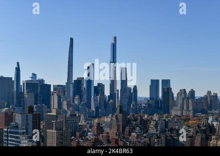 Milliardäre Row, eine Sammlung von übergroßen Wohnhäusern für die Überreichen, hauptsächlich in der West 57. Street, von Midtown East aus gesehen. Stockfoto