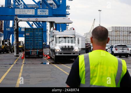 Die Untersuchungen des US-Zolls und des Grenzschutzes und der Heimatschutzbehörde führten zu einer behördenübergreifenden Inspektion der MSC Gayane, die am 17. Juni 2019 in sieben Schiffscontainern entdeckte 35,000 Pfund Kokain beschlagnahmte. Der Kokainanfall ist ein CBP-Rekord. Stockfoto