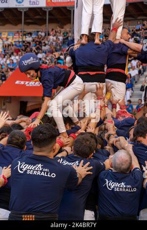 Tarragona, Spanien. 1. Oktober 2022, tarragona, Katalonien, Spanien: Am ersten Tag des achtundzwanzigsten ''concurs de Castells'', einem Wettbewerb, bei dem die Kastelleras-Gruppen in zwei Tagen gegeneinander antreten und verschiedene menschliche Türme unterschiedlicher Ebenen bilden, um die 'wichtigste Gruppe' zu weihen, ist es wichtig zu sagen, dass der Wettbewerb alle zwei Jahre stattfindet, Obwohl es aufgrund der Pandemie seit 2018 nicht gefeiert wurde.am ersten Tag sind die "colles castelleres", die teilnehmen, diejenigen mit einem niedrigeren Niveau als Sonntag und einer niedrigeren Höhe, obwohl das sie nicht davon abhalten, spektakulär zu sein. Stockfoto