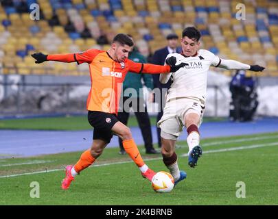 KIEW, UKRAINE - 18. MÄRZ 2021: Das Herrenhaus Solomon von Shakhtar Donetsk (L) kämpft während ihres Spiels der UEFA Europa League im NSC Olimpiyskyi-Stadion in Kiew, Ukraine, um einen Ball mit Roger Ibanez von Roma Stockfoto