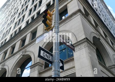 Lafayette Street und Wanamaker Place kreuzen Straßenschilder im New Yorker Stadtteil NoHo. Stockfoto