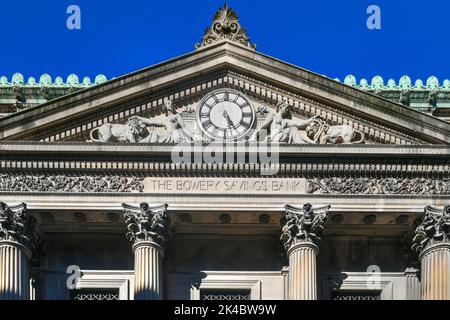 New York - 26. September 2021: Fassade der Bowery Savings Bank. Die Bowery Savings Bank of New York City wurde im Mai 1834 gechartert. Stockfoto