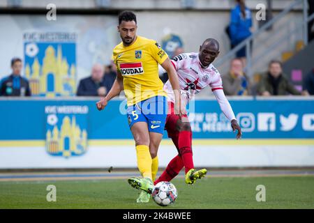 Nacer Chadli von Westerlo und Ravi Tsouka von Essevee in Aktion bei einem Fußballspiel zwischen KVC Westerlo und SV Zulte Waregem, Samstag, 01. Oktober 2022 in Westerlo, am 10. Tag der ersten Division der belgischen Meisterschaft 2022-2023 in der 'Jupiler Pro League'. BELGA FOTO KRISTOF VAN ACCOM Stockfoto