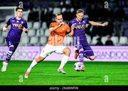 Deinze's Alessio Staelens und Beerschot's Leo Seydoux in Aktion während eines Fußballmatches zwischen Beerschot VA und KMSK Deinze, Samstag, 01. Oktober 2022 in Antwerpen, am Tag 7 der 'Challenger Pro League' der ersten Division der belgischen Meisterschaft 2022-2023. BELGA FOTO TOM GOYVAERTS Stockfoto