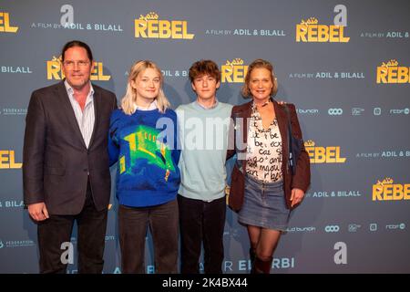 Jim O'Hare (Ehemann von Delphine Boel), Josephine O'Hare, Oscar O'Hare und Prinzessin Delphine, die während der Premiere von 'Rebel', dem neuesten Film des belgischen Regisseurs-Duos El Arbi - Fallah, am Samstag, dem 01. Oktober 2022 im Kinepolis-Kino in Brüssel gezeigt wurden. BELGA FOTO NICOLAS MAETERLINCK Stockfoto