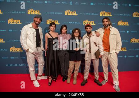 regisseur Bilall Fallah, Unbekannter, Schauspielerin Lubna Azabal, Amir El Arbi, Schauspieler Aboubakr Bensaihi und Regisseur Adil El Arbi im Rahmen der Premiere von 'Rebel', dem neuesten Film des belgischen Regisseurs-Duos El Arbi - Fallah, am Samstag, 01. Oktober 2022 im Kinepolis-Kino in Brüssel. BELGA FOTO NICOLAS MAETERLINCK Stockfoto