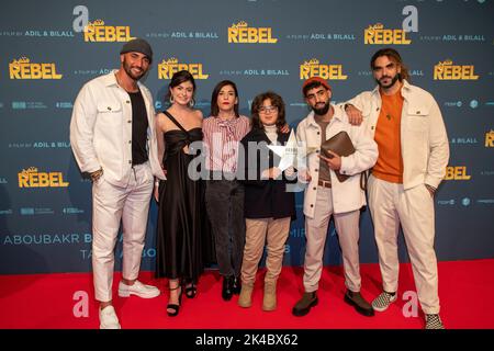 regisseur Bilall Fallah, Unbekannter, Schauspielerin Lubna Azabal, Amir El Arbi, Schauspieler Aboubakr Bensaihi und Regisseur Adil El Arbi im Rahmen der Premiere von 'Rebel', dem neuesten Film des belgischen Regisseurs-Duos El Arbi - Fallah, am Samstag, 01. Oktober 2022 im Kinepolis-Kino in Brüssel. BELGA FOTO NICOLAS MAETERLINCK Stockfoto