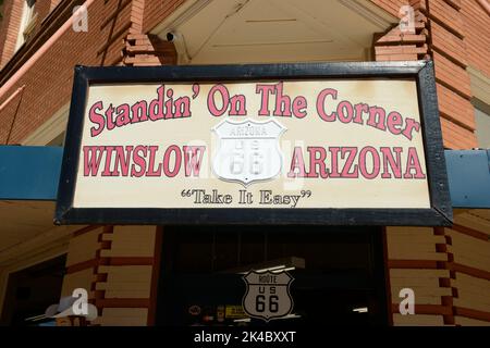 Deckenschild vor dem Geschenkeladen an der Ecke in Winslow, Arizona Stockfoto