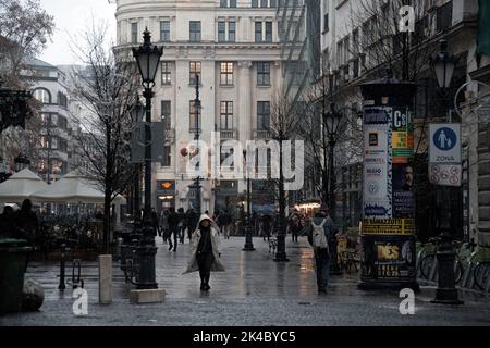 Budapest, Ungarn - 07. Januar 2019: Alte Stadtstraße an einem regnerischen Tag Stockfoto