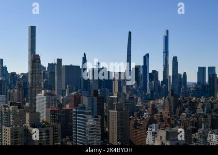 Milliardäre Row, eine Sammlung von übergroßen Wohnhäusern für die Überreichen, hauptsächlich in der West 57. Street, von Midtown East aus gesehen. Stockfoto