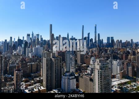 Milliardäre Row, eine Sammlung von übergroßen Wohnhäusern für die Überreichen, hauptsächlich in der West 57. Street, von Midtown East aus gesehen. Stockfoto