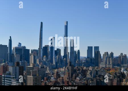 Milliardäre Row, eine Sammlung von übergroßen Wohnhäusern für die Überreichen, hauptsächlich in der West 57. Street, von Midtown East aus gesehen. Stockfoto