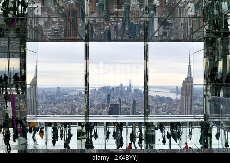 New York City - 24. Oktober 2021: Die Skyline von New York, wie sie in den Reflexionen von One Vanderbilt zu sehen ist. Stockfoto
