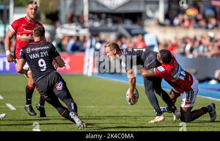 London, Großbritannien. 01. Oktober 2022. Max Malins von Saracens wird am 1. Oktober 2022 im StoneX Stadium, London, England, von Kini Murimurivalu von Leicester Tigers während des Rugby-Spiels der Gallagher Premiership zwischen Saracens und Leicester Tigers angegangen. Foto von Phil Hutchinson. Nur zur redaktionellen Verwendung, Lizenz für kommerzielle Nutzung erforderlich. Keine Verwendung bei Wetten, Spielen oder Veröffentlichungen einzelner Clubs/Vereine/Spieler. Kredit: UK Sports Pics Ltd/Alamy Live Nachrichten Stockfoto