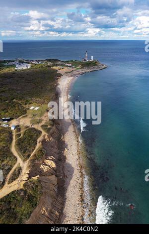 Luftaufnahme des Montauk Leuchtturms und des Strandes in Long Island, New York, USA. Stockfoto