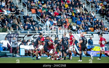 London, Großbritannien. 01. Oktober 2022. Billy Vunipola aus Saracens wird am 1. Oktober 2022 im StoneX Stadium, London, England, während des Gallagher Premiership Rugby-Spiels zwischen Saracens und Leicester Tigers angegangen. Foto von Phil Hutchinson. Nur zur redaktionellen Verwendung, Lizenz für kommerzielle Nutzung erforderlich. Keine Verwendung bei Wetten, Spielen oder Veröffentlichungen einzelner Clubs/Vereine/Spieler. Kredit: UK Sports Pics Ltd/Alamy Live Nachrichten Stockfoto