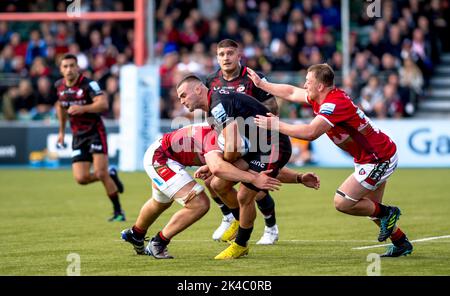 London, Großbritannien. 01. Oktober 2022. Ben Earl of Saracens wird von George Martin und Tommy Reffell von Leicester Tigers während des Gallagher Premiership Rugby-Spiels zwischen Saracens und Leicester Tigers am 1. Oktober 2022 im StoneX Stadium, London, England, angegangen. Foto von Phil Hutchinson. Nur zur redaktionellen Verwendung, Lizenz für kommerzielle Nutzung erforderlich. Keine Verwendung bei Wetten, Spielen oder Veröffentlichungen einzelner Clubs/Vereine/Spieler. Kredit: UK Sports Pics Ltd/Alamy Live Nachrichten Stockfoto