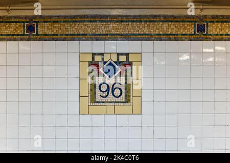 New York - 31. Oktober 2021: Gekacheltes Schild der U-Bahnstation 96. Street in New York City Stockfoto