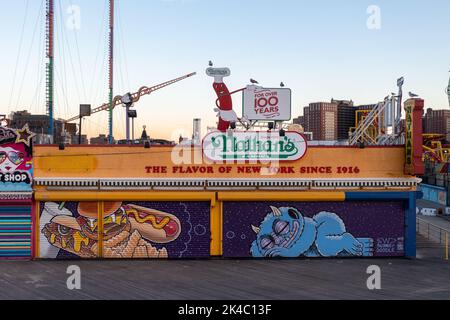 Brooklyn, New York - 4. Nov 2021: Das berühmte Hotdog-Restaurant Nathan's auf Coney Island, NYC. Stockfoto
